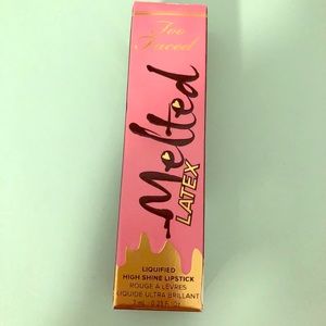 Too faced melted latex líp gloss in peekaboo